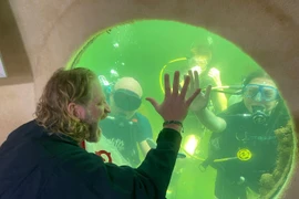 Người đàn ông 56 tuổi trẻ ra sau trải nghiệm 100 ngày dưới nước 