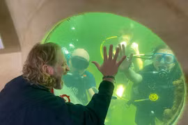 Người đàn ông 56 tuổi trẻ ra sau trải nghiệm 100 ngày dưới nước 