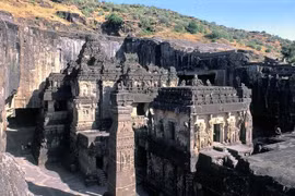 Ngắm ngôi đền cổ chạm khắc từ khối đá duy nhất ở Ấn Độ