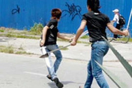 Thấy 'ngứa mắt', cả nhóm xông vào chém người đi đường trọng thương