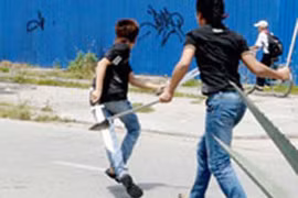 Thấy 'ngứa mắt', cả nhóm xông vào chém người đi đường trọng thương