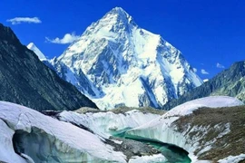 Đỉnh núi nguy hiểm nhất thế giới, 4 người leo 1 người bỏ xác