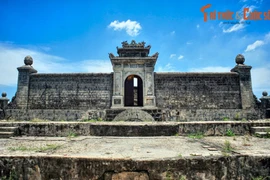 Vẻ tráng lệ của lăng mộ Đức Thánh Cung ở Huế 