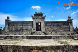 Vẻ tráng lệ của lăng mộ Đức Thánh Cung ở Huế 