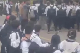 Lập biên bản vụ phụ huynh dùng mũ bảo hiểm đánh bạn của con