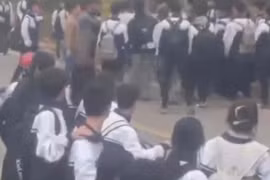 Lập biên bản vụ phụ huynh dùng mũ bảo hiểm đánh bạn của con