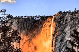 Ngất ngây ngắm hiện tượng thác lửa có 1-0-2 trên quả đất