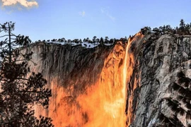 Ngất ngây ngắm hiện tượng thác lửa có 1-0-2 trên quả đất