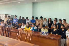 Tạm giữ 30 người đánh bạc khuya mùng 3 Tết ở TP HCM