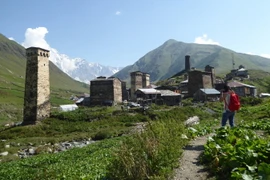 Ngôi làng Trung cổ trên sườn núi hiểm trở, kiến trúc độc đáo nhất thế giới