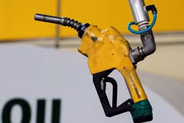 Giá xăng dầu hôm nay 25/4: Tiếp tục đi xuống 