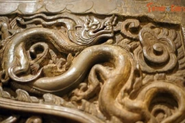 Hai bộ cửa gỗ chạm rồng đỉnh cao điêu khắc cổ Việt Nam