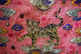 Vẻ uy dũng của chúa sơn lâm trên tranh thêu trăm tuổi của Việt Nam