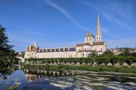 Choáng ngợp khi thấy tu viện Saint-Savin-sur-Gartempe 