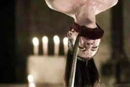 Phi tần bị treo ngược lên sau khi được thị tẩm, lý do gây choáng