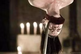 Phi tần bị treo ngược lên sau khi được thị tẩm, lý do gây choáng