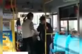Video: Nhân viên xe buýt mắng chửi, không cho ông lão “bốc mùi” lên xe 