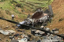 Xe tải mất phanh lao xuống vực ở Sa Pa, 4 người bị thương