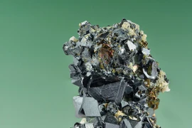 Ngắm những khoáng vật màu đen đầy mê hoặc