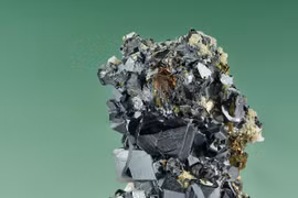 Ngắm những khoáng vật màu đen đầy mê hoặc