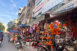 Phố bán đồ trang trí Halloween ở Sài Gòn vẫn im lìm trước ngày cận Lễ