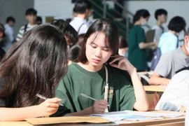 Học phí đại học cao, tăng thường xuyên... "gánh nặng" đang chuyển sang người dân