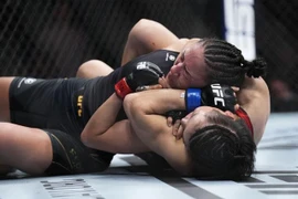 Võ sĩ Trung Quốc giành đai vô địch UFC bằng đòn "trăn siết cổ"
