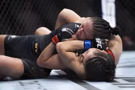 Võ sĩ Trung Quốc giành đai vô địch UFC bằng đòn "trăn siết cổ"