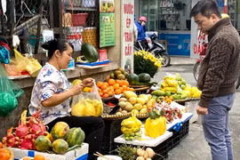 Thị trường Tết: Khách thử quần áo cả tiếng chưa mua; hoa tươi đắt hàng