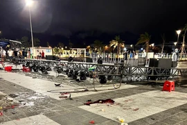 Bình Dương: Sập sân khấu chương trình nhạc nước, 6 người bị thương