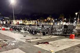 Bình Dương: Sập sân khấu chương trình nhạc nước, 6 người bị thương