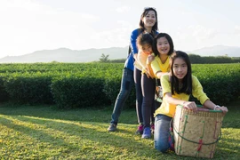 Ngày về quê: Cháu ào ra đòi quà, mẹ nhốt sẵn gà chờ con gái