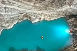 Cận cảnh hồ nước nóng ngầm lớn nhất thế giới dưới đáy vực sâu