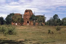 Tháp Chăm ngàn tuổi ở Quảng Nam năm 1992 qua ảnh của khách Tây