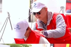 "Đường Tăng" Từ Thiếu Hoa phát tờ rơi trên phố