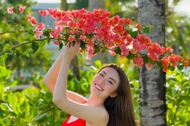 "Con gái hotgirl" của NSND Trung Hiếu nóng bỏng với bikini đỏ