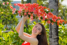 "Con gái hotgirl" của NSND Trung Hiếu nóng bỏng với bikini đỏ