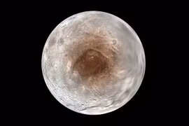 Tiết lộ sốc về măt trăng “siêu to khổng lồ” của sao Diêm Vương