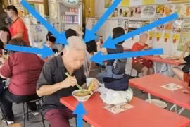 Quán ăn Malaysia chụp ảnh, bêu xấu khách hàng không gọi đồ uống