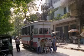 Tàu điện ở Hà Nội năm 1990 cực sống động qua ống kính nữ phó nháy Australia