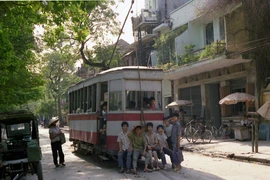 Tàu điện ở Hà Nội năm 1990 cực sống động qua ống kính nữ phó nháy Australia