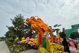 Linh vật rồng tại Vườn hoa nghệ thuật Cần Thơ thu hút du khách