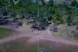 Video: UAV Lancet diệt xe tăng và trạm tác chiến điện tử