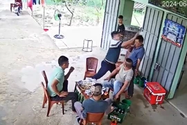 Cán bộ xã dùng cốc đập vào đầu người dân trong quán nhậu