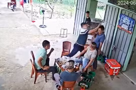 Cán bộ xã dùng cốc đập vào đầu người dân trong quán nhậu