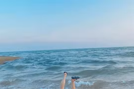 Duy Khánh ngã chổng vó trên bãi biển, mặt mũi thê thảm 