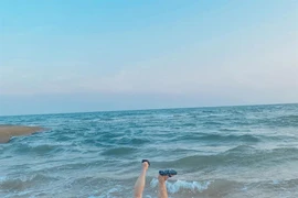 Duy Khánh ngã chổng vó trên bãi biển, mặt mũi thê thảm 