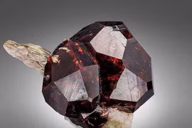 Điều lạ lùng của loại đá quý đại diện cho người sinh tháng 1