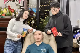 NSND Công Lý nghẹn ngào khi các con đến thăm