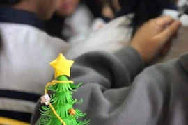 Không khí Giáng sinh ùa vào lớp học: Gen Z “bắt trend” làm cây thông 